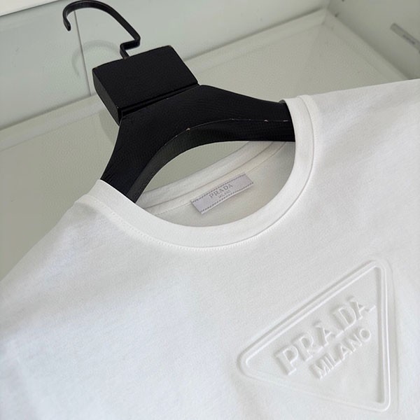プラダ 胸元立体エンボスエンボスロゴ Tシャツ 偽物 pub12238